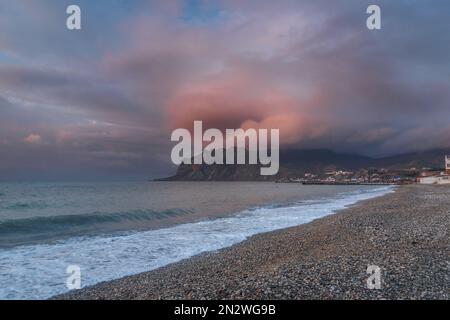 Vista sulla spiaggia e sul monte Kara Dag al mattino in primavera. Koktebel. Crimea Foto Stock