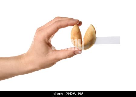 Donna che tiene biscotti tradizionali di fortuna con predizione su fondo bianco, primo piano Foto Stock