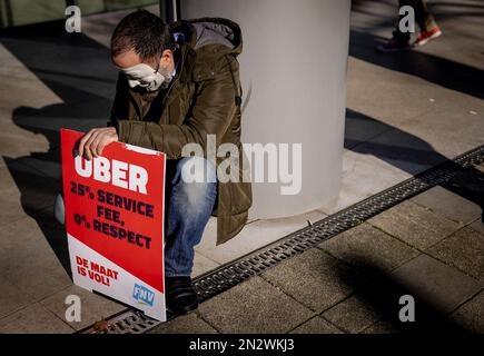 AMSTERDAM - i piloti Uber nella sede di Uber durante una protesta. In vari paesi, i conducenti stanno combattendo contro ciò che considerano un trattamento ingiusto da parte della compagnia di taxi. ANP ROBIN VAN LONKHUIJSEN olanda fuori - belgio fuori Foto Stock