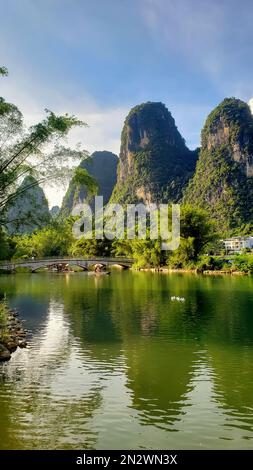 Giallo Huangshan Montagne sul fiume in Cina Foto Stock