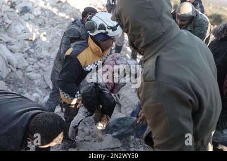 Harem, Siria. 07th Feb, 2023. ANAS Alkharboutli/dpa - ATTENZIONE: Contenuto grafico Credit: dpa/Alamy Live News Foto Stock