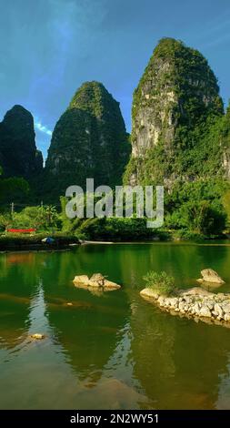 Giallo Huangshan Montagne presso il fiume in Cina Foto Stock