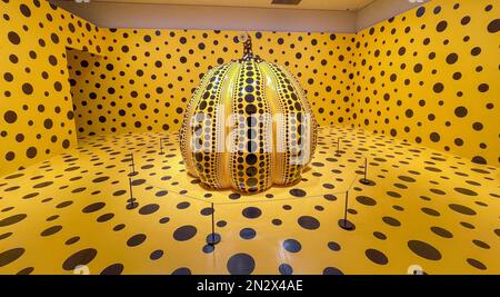 Mostra d'arte Yayoi Kusama di una zucca giapponese coperta di puntini presso il Museo d'Arte della Città di Matsumoto Foto Stock