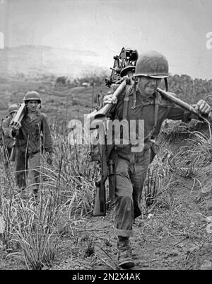 GUAM, Isole MARIANNE - Agosto / Settembre 1944 - i Marines statunitensi muovono una mitragliatrice pesante Browning del .30 durante la seconda battaglia di Guam nella Isole Marianne Foto Stock