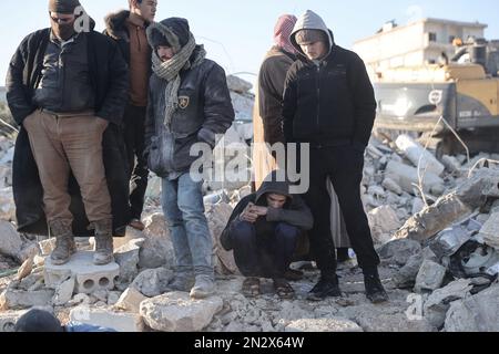 Harem, Siria. 07th Feb, 2023. I civili ispezionano un edificio che è crollato nella città di Harem a seguito del devastante terremoto che ha colpito il confine turco-siriano e ha lasciato più di 5000 persone morte. Credit: ANAS Alkharboutli/dpa/Alamy Live News Foto Stock