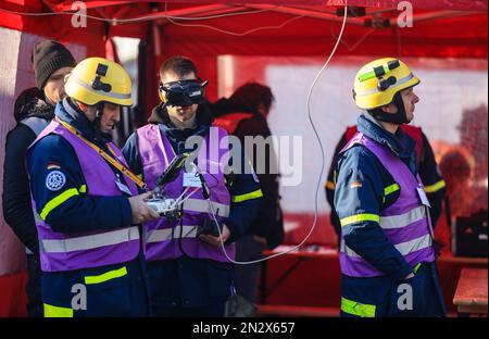 Wesel, Germania. 07th Feb, 2023. Dipendenti dell'Agenzia federale tedesca per il controllo tecnico droni e robot. Esperti di gestione delle catastrofi provenienti da tutta Europa hanno testato la localizzazione e il salvataggio delle vittime sepolte con aiuti moderni come droni e robot durante un'operazione di terremoto simulata a Wesel. (A dpa/lnw: 'Gli esperti praticano la missione di salvataggio del terremoto con l'alta tecnologia sul basso Reno') Credit: Oliver Berg/dpa/Alamy Live News Foto Stock