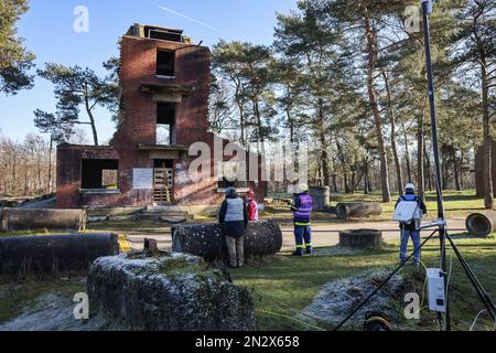 Wesel, Germania. 07th Feb, 2023. I dipendenti di varie organizzazioni di soccorso controllano droni e robot in un'area di formazione. Per il salvataggio delle vittime sepolte. Esperti della protezione civile provenienti da tutta Europa hanno testato la localizzazione e il salvataggio delle vittime sepolte con aiuti moderni come droni e robot in un'operazione di terremoto simulata a Wesel. (A dpa/lnw: 'Gli esperti praticano la missione di salvataggio del terremoto con l'alta tecnologia sul basso Reno') Credit: Oliver Berg/dpa/Alamy Live News Foto Stock