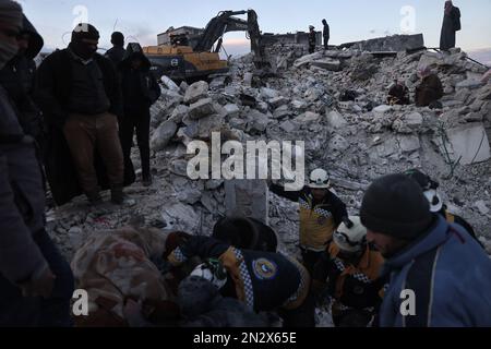 Harem, Siria. 07th Feb, 2023. Civili e membri dei caschi bianchi lavorano per salvare le persone intrappolate sotto un edificio distrutto nella città di Harem a seguito del devastante terremoto che ha colpito il confine turco-siriano e ha lasciato più di 5000 persone morte. Credit: ANAS Alkharboutli/dpa/Alamy Live News Foto Stock