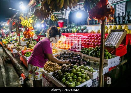 Quezon City, Filippine. 7th Feb, 2023. Un venditore organizza frutta in un mercato a Quezon City, Filippine, 7 febbraio 2023. L'inflazione nelle Filippine ha accelerato a 8,7 per cento nel gennaio anno-su-anno, il tasso mensile più alto dal novembre 2008, l'autorità di statistica filippina (PSA) ha detto martedì. Credit: Rouelle Umali/Xinhua/Alamy Live News Foto Stock