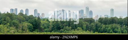 Vista panoramica della città di Metrotown sullo sfondo del cielo. Foto Stock