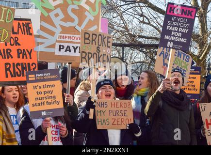 Londra, Regno Unito. 7th febbraio 2023. Picket fuori St Thomas' Hospital come infermieri NHS continuare i loro scioperi over pay. Credit: Vuk Valcic/Alamy Live News Foto Stock