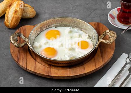 Sunny Side Up uova con formaggio feta in una padella di rame Foto Stock