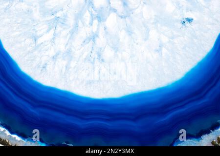 Incredibile sezione trasversale con taglio in agata blu. Formazione minerale di cristallo naturale. Bella texture macro foto sfondo di pietra preziosa Foto Stock