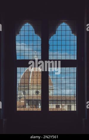 Duomo di Firenze Cattedrale di Santa Maria del Fiore attraverso la finestra sul Palacio Vecchio Foto Stock