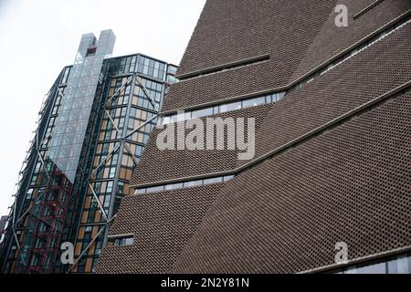 Londra, Regno Unito. 04th Feb, 2023. The Tate Modern e gli appartamenti vicini (Photo by Jay Shaw Baker/NurPhoto) Credit: NurPhoto SRL/Alamy Live News Foto Stock