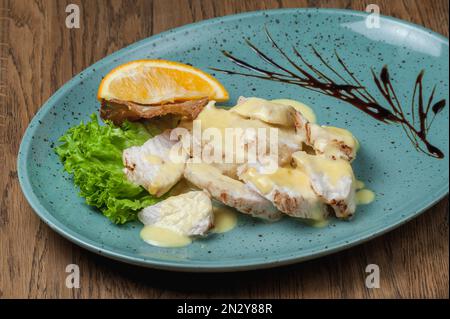 Piatti dello chef del ristorante. Un piatto su un tavolo in una caffetteria. Cibo appetitoso dal menu del ristorante. Cibo fresco e gustoso. Pezzi di tritato Foto Stock