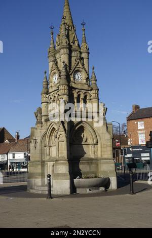 Victoriasn in stile gotico, Shakespeare Memorial Fountain e Clock Tower Stratford Upon Avon Warwickshire Inghilterra Regno Unito. È stato gfted dall'editore americano Foto Stock