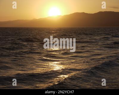 Tramonto sulle montagne di Santa Monica, visto dalla spiaggia statale di Santa Monica Foto Stock