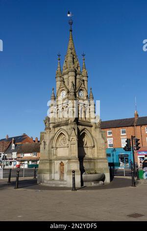 Victoriasn in stile gotico, Shakespeare Memorial Fountain e Clock Tower Stratford Upon Avon Warwickshire Inghilterra Regno Unito. È stato gfted dall'editore americano Foto Stock