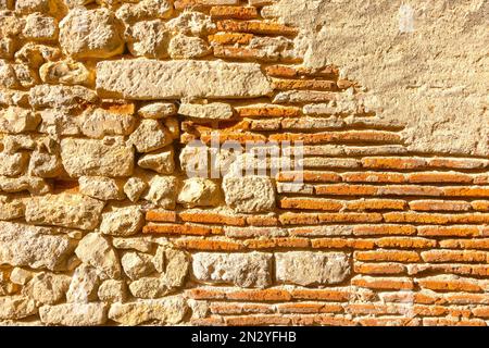 Particolare di muro di casa fatta di vecchi mattoni stretti e pietra casuale - le Blanc, Indre (36), Francia. Foto Stock