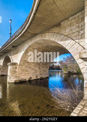 Ponte in pietra a sette archi che attraversa il fiume Creuse, le Blanc, Indre (37), Francia. Foto Stock