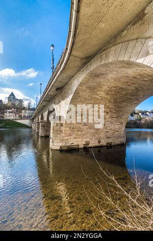 Ponte in pietra a sette archi che attraversa il fiume Creuse, le Blanc, Indre (37), Francia. Foto Stock