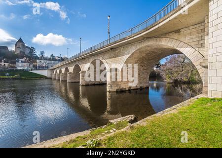 Ponte in pietra a sette archi che attraversa il fiume Creuse, le Blanc, Indre (37), Francia. Foto Stock