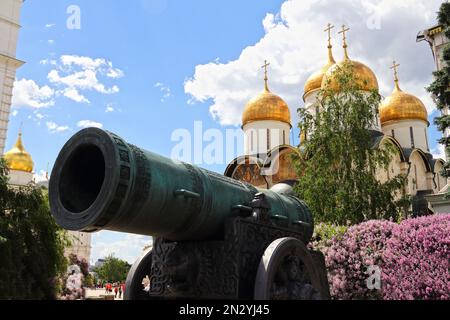 Una vista diurna del cannone di fronte al Cremlino a Mosca, Russia Foto Stock