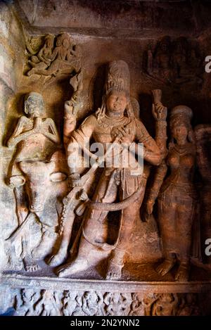 Scultura raffigurante Harihara, Parvati, Nandi e salvia Bhringi nella grotta 1 del complesso tempiale Badami Foto Stock