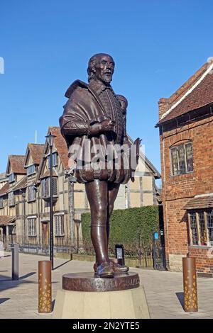 Creata dallo scultore James Butler, la nuova statua in bronzo del Bard William Shakespeare del £100.000 si trova in Henley Street a Stratford-upon-Avon. Foto Stock