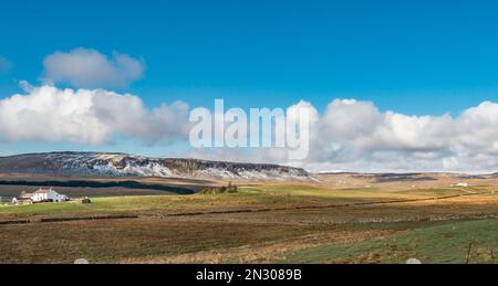 Il drammatico Cronkley Scar con un aspersione di neve dopo uno scatto freddo, con Widdybank caduto e Farm in lontananza, Foto Stock