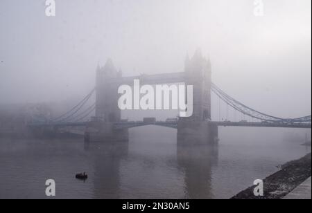 Londra, Regno Unito. 7th febbraio 2023. La nebbia fitta copre il Tower Bridge. Credit: Vuk Valcic/Alamy Live News Foto Stock