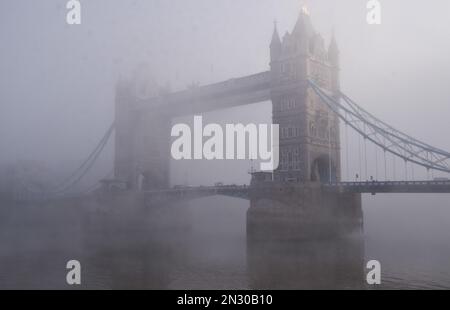 Londra, Regno Unito. 7th febbraio 2023. La nebbia fitta copre il Tower Bridge. Credit: Vuk Valcic/Alamy Live News Foto Stock