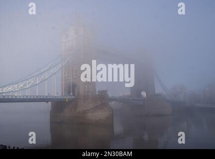 Londra, Regno Unito. 7th febbraio 2023. La nebbia fitta copre il Tower Bridge. Credit: Vuk Valcic/Alamy Live News Foto Stock