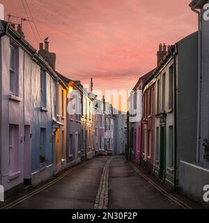 I colori pastello del cielo dell'alba completano i colori pastello degli edifici in Irsha Street, Appledore, North Devon. Foto Stock