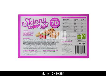 Lista degli ingredienti e informazioni nutrizionali su scatola di Skinny Crunch Light Raspberry & White Chocolate barrette di cereali isolate su sfondo bianco Foto Stock