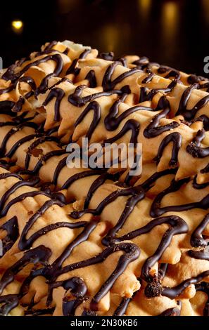 frittura di Carnevale chiacchiere con budino nero al cioccolato Foto Stock