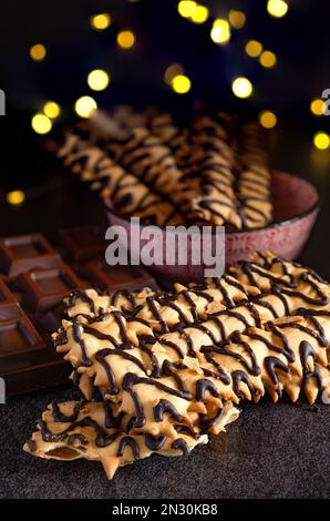 frittura di Carnevale chiacchiere con budino nero al cioccolato Foto Stock
