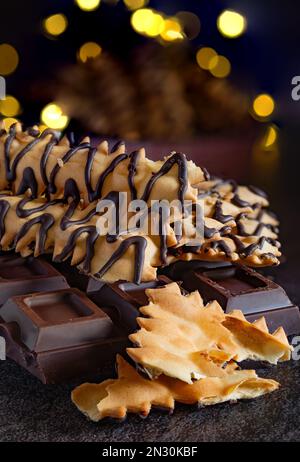 frittura di Carnevale chiacchiere con budino nero al cioccolato Foto Stock