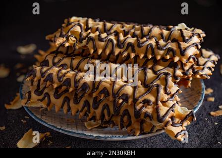 frittura di Carnevale chiacchiere con budino nero al cioccolato Foto Stock