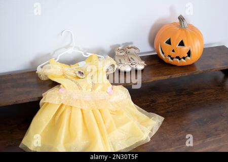 I bambini preparativi per Halloween. I costumi di Halloween si vestono Foto Stock