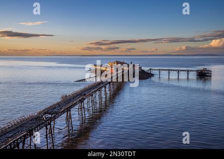 L'Old Birnbeck Island Pier nella luce del sole invernale, Weston-super-Mare, Somerset, Inghilterra Foto Stock