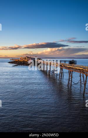 L'Old Birnbeck Island Pier nella luce del sole invernale, Weston-super-Mare, Somerset, Inghilterra Foto Stock