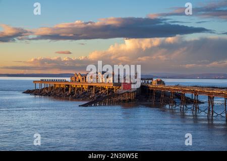 L'Old Birnbeck Island Pier nella luce del sole invernale, Weston-super-Mare, Somerset, Inghilterra Foto Stock