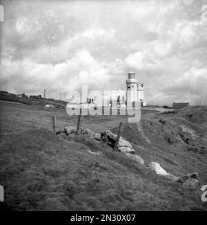 1950s, storico, vista del faro di St. Catherine's Point, Isola di Wight, Hampshire, Inghilterra, Regno Unito. Uno dei più antichi faro della Gran Bretagna, il primo faro fu costruito nel 1323, con l'attuale faro costruito in pietra nel 1838. Foto Stock