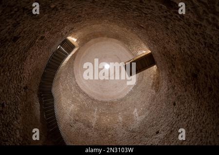 Interno di un pozzo di neve in Sierra Espuna, regione di Murcia, Spagna. Vista sulla cupola medievale in mattoni e sulla scala di accesso all'interno Foto Stock