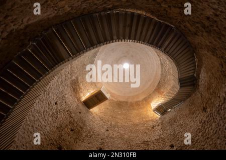 Interno di un pozzo di neve in Sierra Espuna, regione di Murcia, Spagna. Vista sulla cupola medievale in mattoni e sulla scala di accesso all'interno Foto Stock