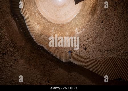 Interno di un pozzo di neve in Sierra Espuna, regione di Murcia, Spagna. Vista sulla cupola medievale in mattoni e sulla scala di accesso all'interno Foto Stock