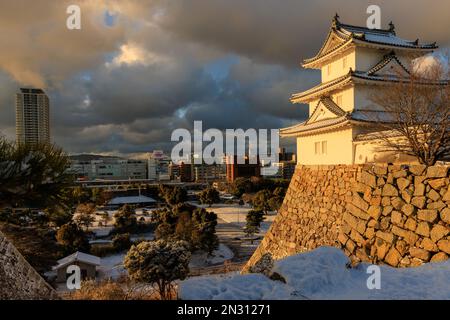 Akashi, Giappone - 25 gennaio 2023: Castello di Akashi al sole del mattino nella nevosa giornata invernale Foto Stock