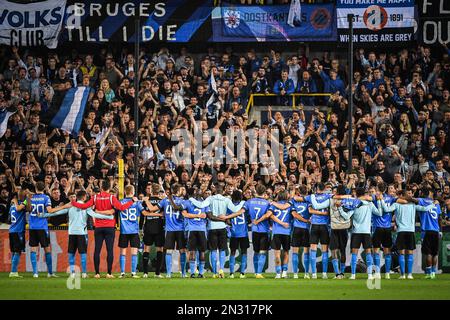 I giocatori di Brugge celebrano la vittoria con i suoi sostenitori durante la UEFA Champions League, partita di calcio del Gruppo B tra il Club Brugge (Club Bruges KV) e Bayer 04 Leverkusen il 7 settembre 2022 a Jan Breydelstadion a Bruges, Belgio - Foto Matthieu Mirville / DPPI Foto Stock